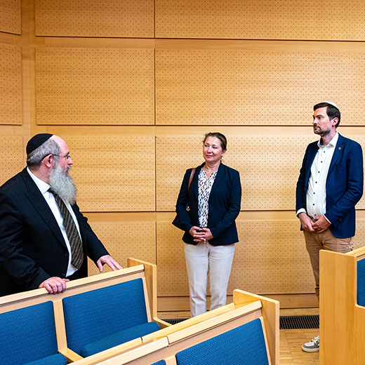 Der Ulmer Rabbiner Shneur Trebnik mit den Abgeordneten Julia Goll und Daniel Karrais aus der FDP/DVP Landtagsfraktion Baden-Württemberg in der Ulmer Synagoge.