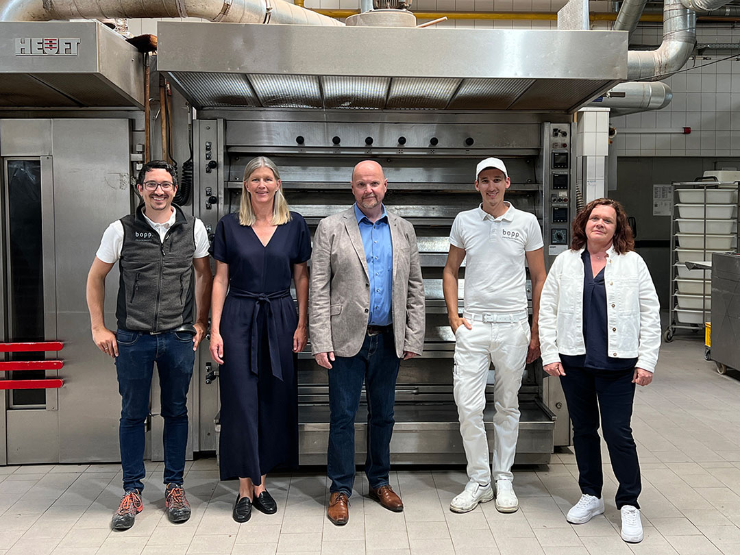 Bei der Steinofenbaeckerei Bopp GmbH in Türkheim, bei der @steinofenbaeckerei.bopp GmbH in Türkheim, wurde über das Bäckerhandwerk, die Herausforderungen bei der Mitarbeitersuche und die potenzielle Anwerbung von Fachkräften aus dem Ausland intensiv diskutiert.