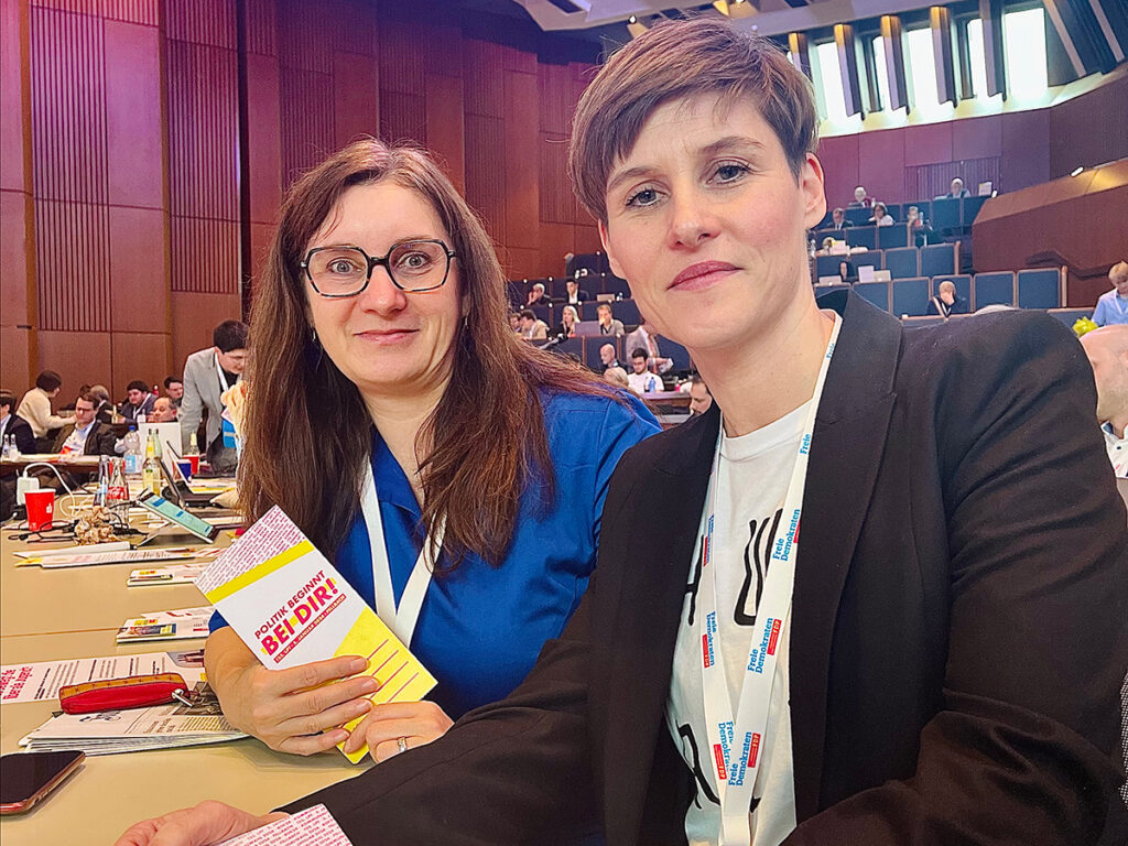 Die Deligierten Anke Hillmann-Richter und Katja Wörz des KV Ulm beim 125. Landesparteitag der FDP Baden-Württemberg